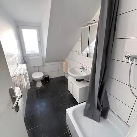 Zentrale Für 4 Mit Bett Und Schlafcouch Essen